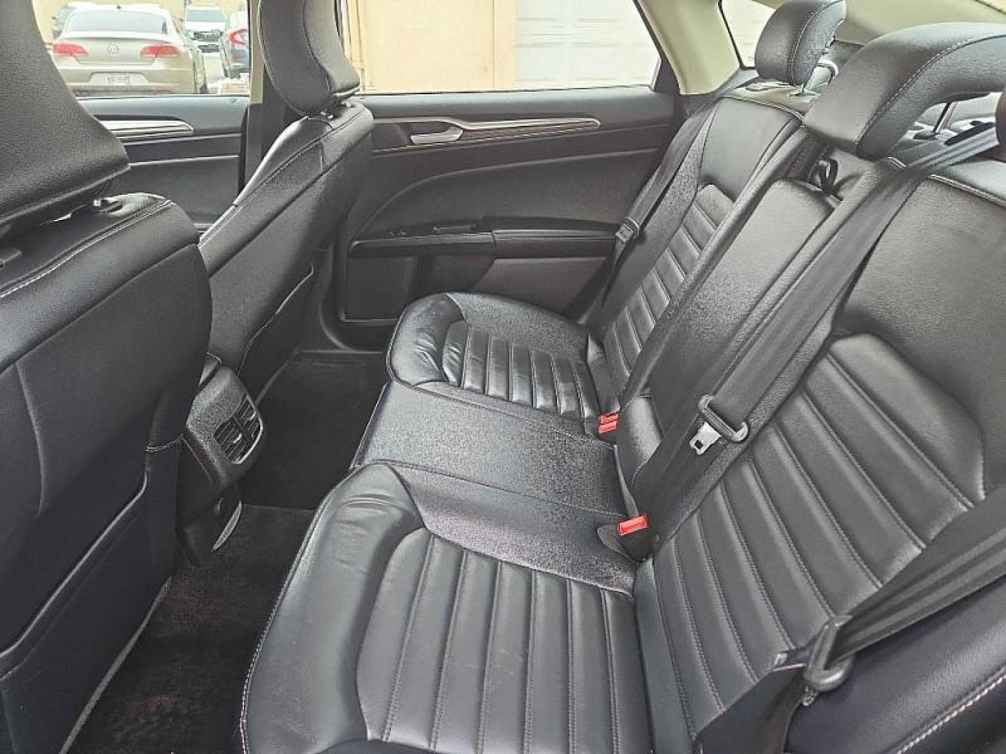 2018 RED /BLACK Ford Fusion SE (3FA6P0HD2JR) with an 1.5L L4 DOHC 16V engine, 6A transmission, located at 3304 Woodville Road, Northwood, OH, 43619, (419) 210-8019, 41.612694, -83.480743 - Photo#11