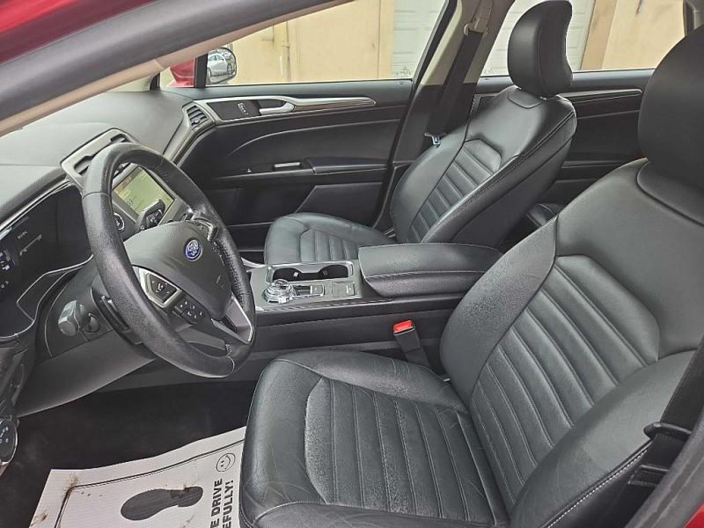 2018 RED /BLACK Ford Fusion SE (3FA6P0HD2JR) with an 1.5L L4 DOHC 16V engine, 6A transmission, located at 3304 Woodville Road, Northwood, OH, 43619, (419) 210-8019, 41.612694, -83.480743 - Photo#9