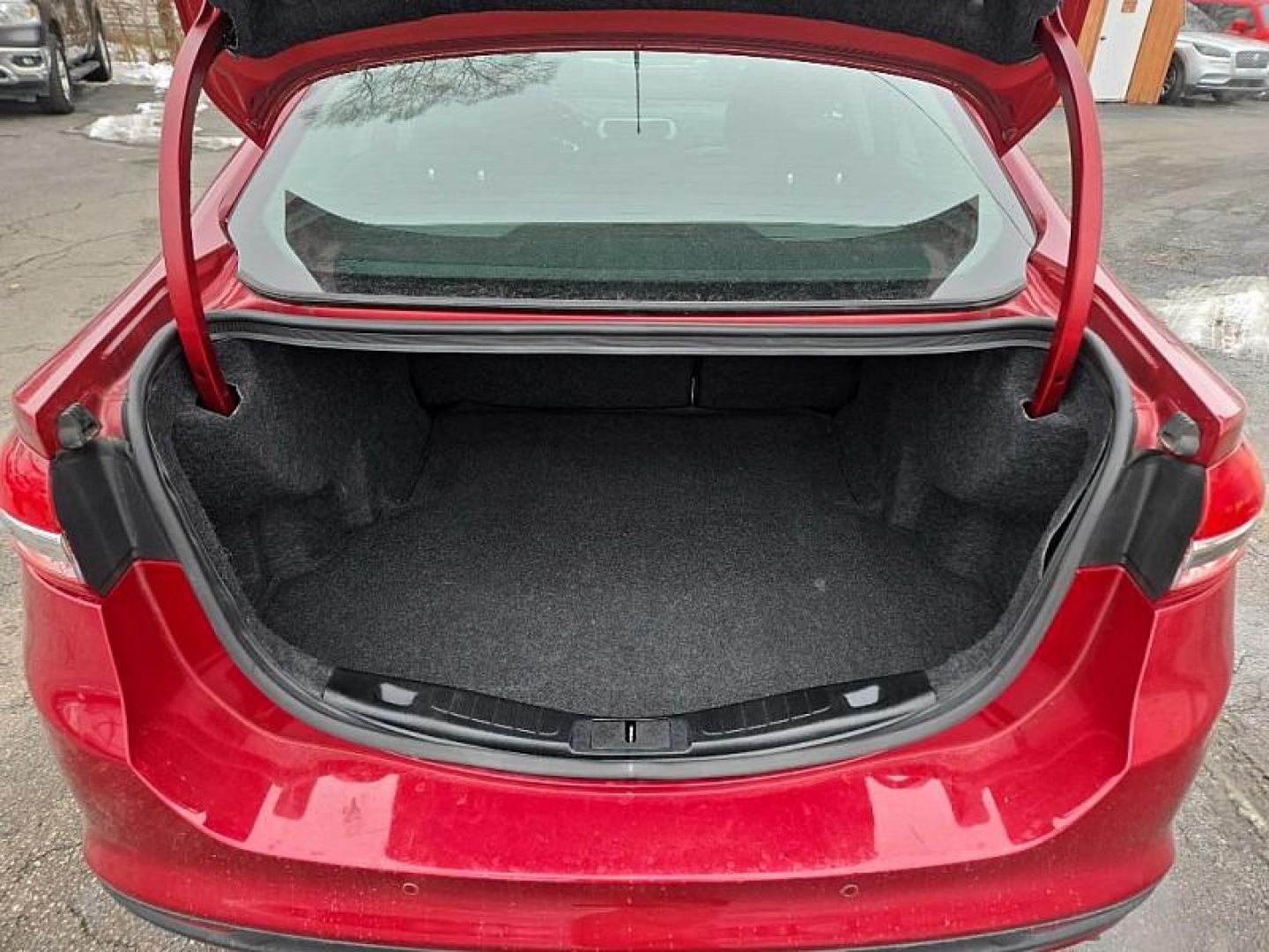 2018 RED /BLACK Ford Fusion SE (3FA6P0HD2JR) with an 1.5L L4 DOHC 16V engine, 6A transmission, located at 3304 Woodville Road, Northwood, OH, 43619, (419) 210-8019, 41.612694, -83.480743 - Photo#12