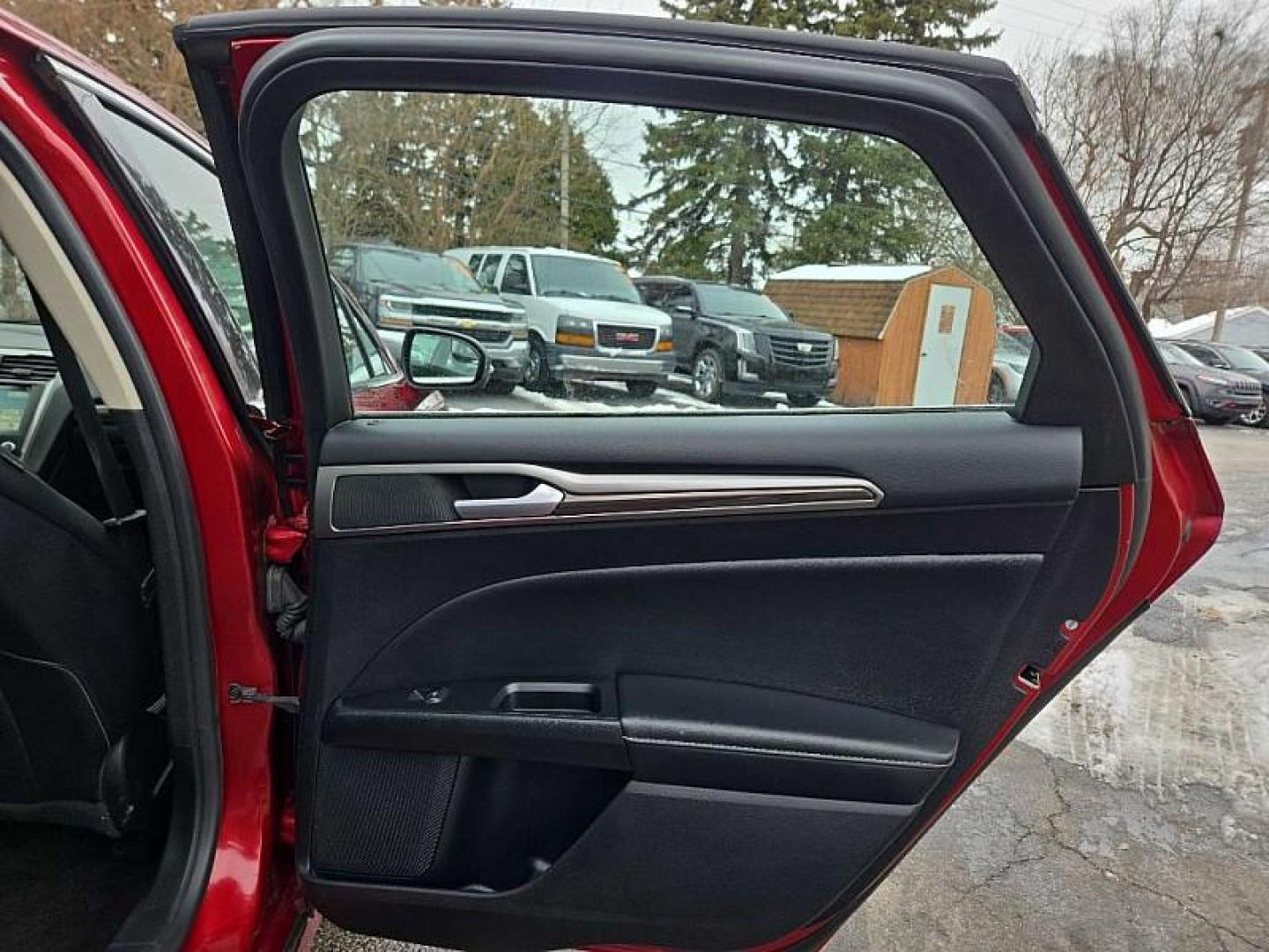 2018 RED /BLACK Ford Fusion SE (3FA6P0HD2JR) with an 1.5L L4 DOHC 16V engine, 6A transmission, located at 3304 Woodville Road, Northwood, OH, 43619, (419) 210-8019, 41.612694, -83.480743 - Photo#13