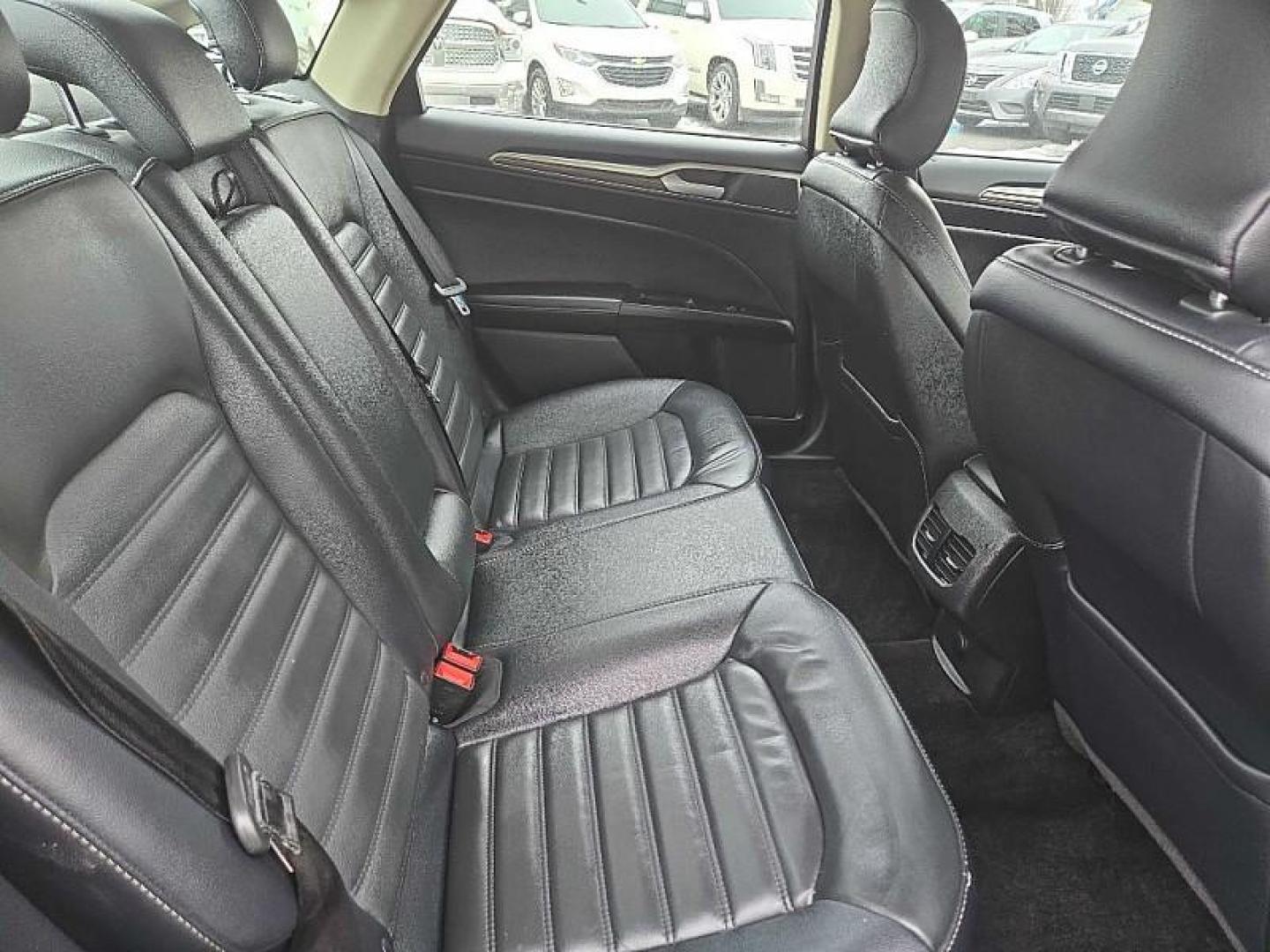 2018 RED /BLACK Ford Fusion SE (3FA6P0HD2JR) with an 1.5L L4 DOHC 16V engine, 6A transmission, located at 3304 Woodville Road, Northwood, OH, 43619, (419) 210-8019, 41.612694, -83.480743 - Photo#14