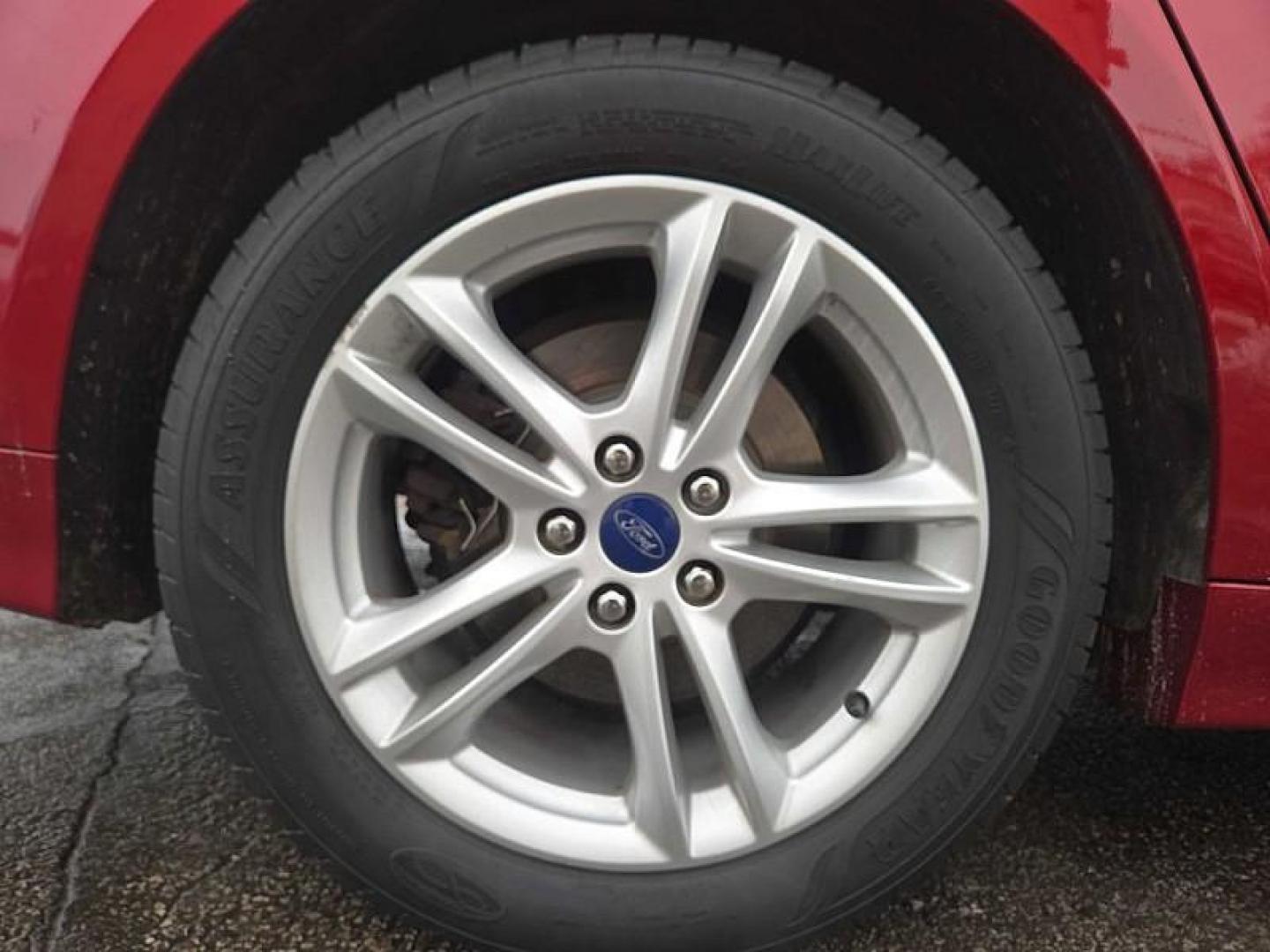 2018 RED /BLACK Ford Fusion SE (3FA6P0HD2JR) with an 1.5L L4 DOHC 16V engine, 6A transmission, located at 3304 Woodville Road, Northwood, OH, 43619, (419) 210-8019, 41.612694, -83.480743 - Photo#17