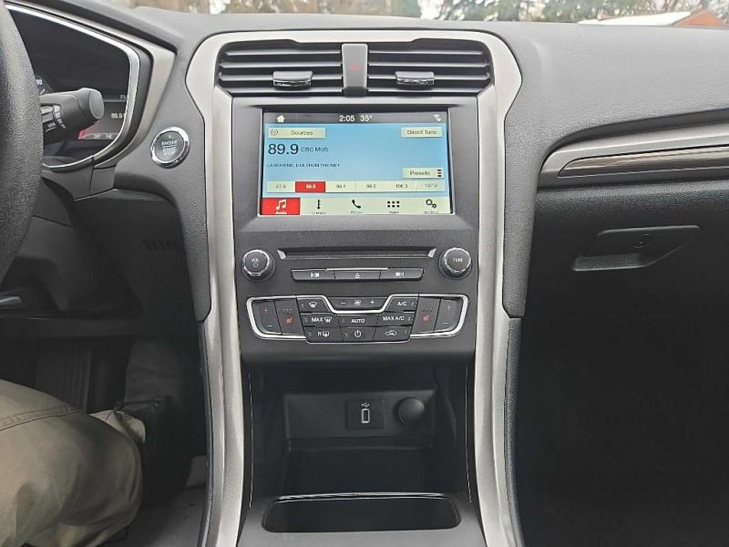 2018 RED /BLACK Ford Fusion SE (3FA6P0HD2JR) with an 1.5L L4 DOHC 16V engine, 6A transmission, located at 3304 Woodville Road, Northwood, OH, 43619, (419) 210-8019, 41.612694, -83.480743 - Photo#20