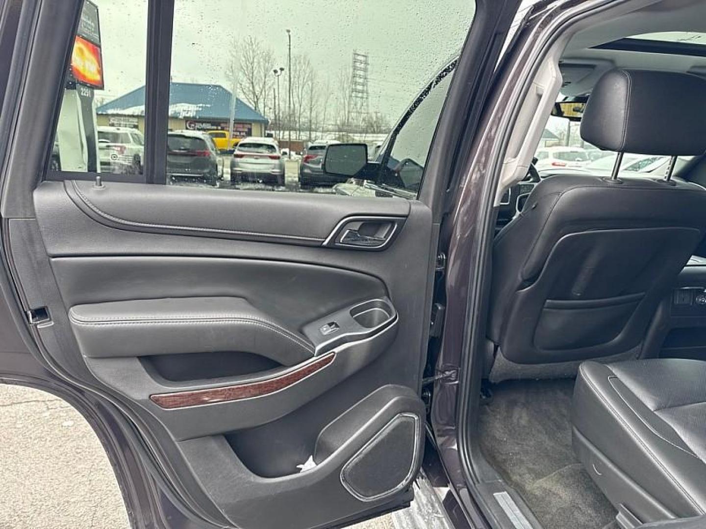 2015 PURPLE /BLACK GMC Yukon SLT 4WD (1GKS2BKC0FR) with an 5.3L V8 OHV 16V FFV engine, 6-Speed Automatic transmission, located at 3304 Woodville Road, Northwood, OH, 43619, (419) 210-8019, 41.612694, -83.480743 - Your #1 Destination for Auto Loans and mdash;No Matter Your Credit!At our dealership, we believe everyone deserves the opportunity to drive their dream car and mdash;whether you have good credit, bad credit, or no credit at all. With a wide selection of hundreds of cars, trucks, and SUVs, you'll fin - Photo#10