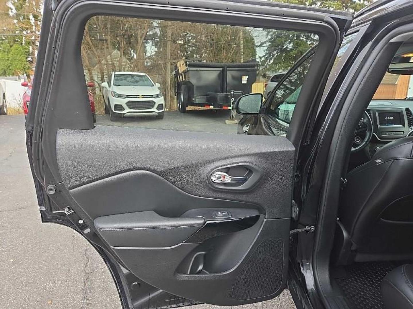 2020 BLACK /BLACK Jeep Cherokee Latitude Plus 4WD (1C4PJMLNXLD) with an 2.0L L4 DOHC 16V TURBO engine, 9A transmission, located at 3304 Woodville Road, Northwood, OH, 43619, (419) 210-8019, 41.612694, -83.480743 - Your #1 Destination for Auto Loans and mdash;No Matter Your Credit!At our dealership, we believe everyone deserves the opportunity to drive their dream car and mdash;whether you have good credit, bad credit, or no credit at all. With a wide selection of hundreds of cars, trucks, and SUVs, you'll fin - Photo#10