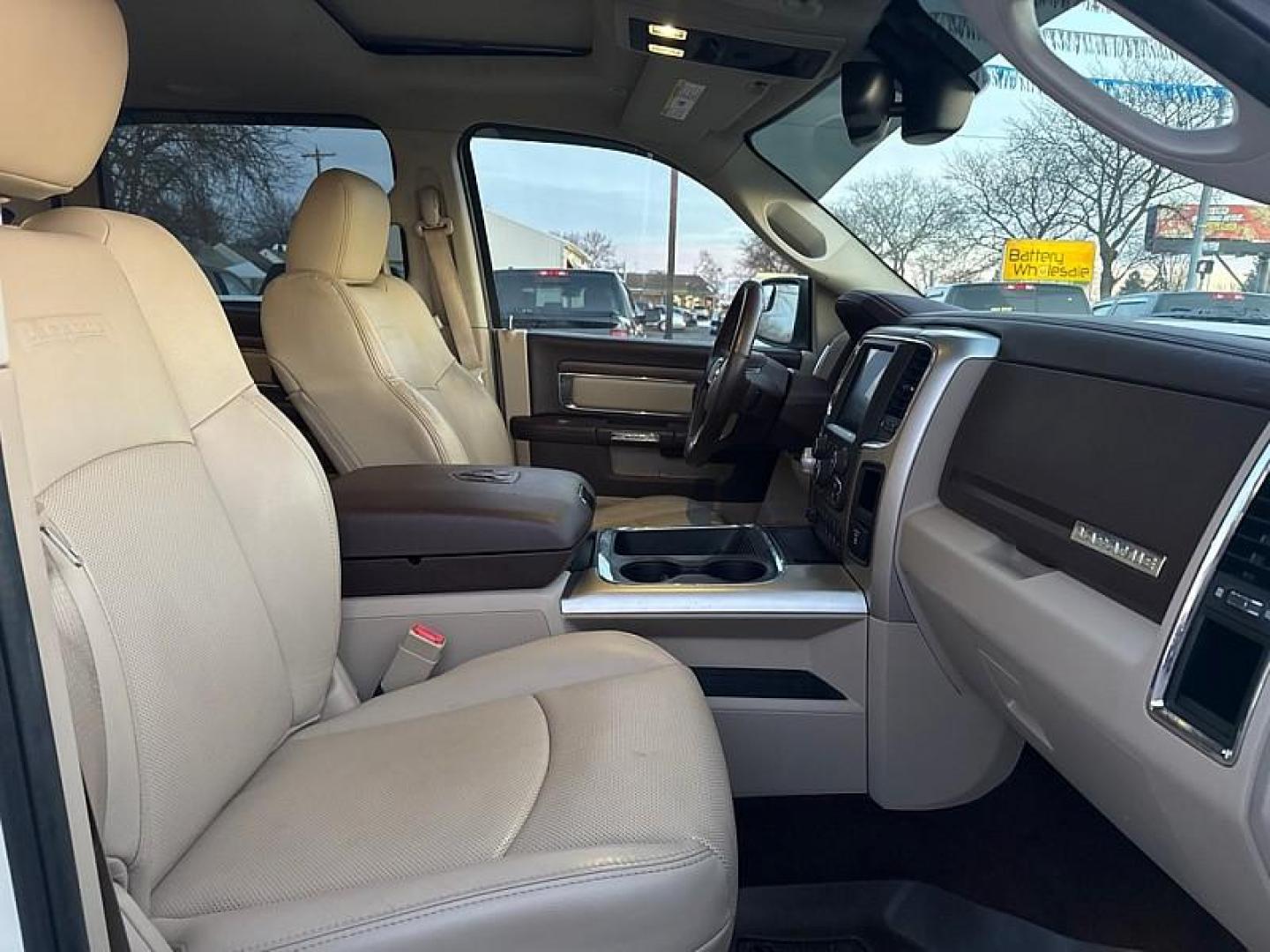 2017 WHITE /BLACK RAM 1500 Laramie Crew Cab SWB 4WD (1C6RR7NT2HS) with an 5.7L V8 OHV 16V engine, 8A transmission, located at 3304 Woodville Road, Northwood, OH, 43619, (419) 210-8019, 41.612694, -83.480743 - Your #1 Destination for Auto Loans and mdash;No Matter Your Credit!At our dealership, we believe everyone deserves the opportunity to drive their dream car and mdash;whether you have good credit, bad credit, or no credit at all. With a wide selection of hundreds of cars, trucks, and SUVs, you'll fin - Photo#16