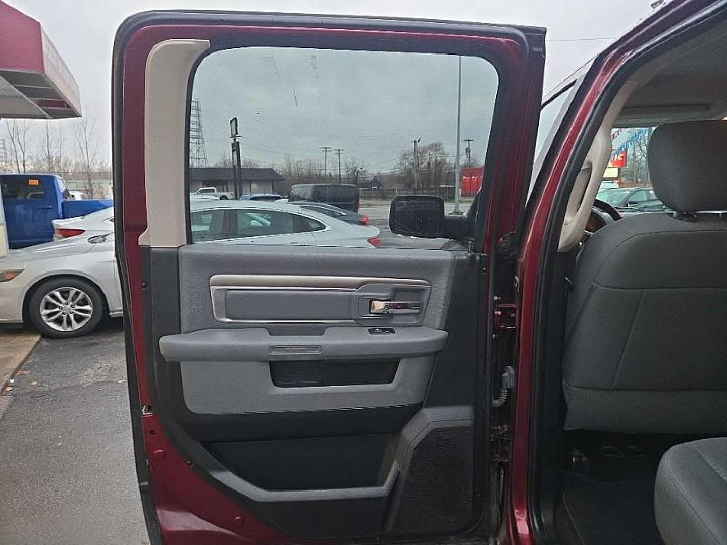 2017 RED /BLACK RAM 1500 SLT Crew Cab SWB 4WD (1C6RR7LT8HS) with an 5.7L V8 OHV 16V engine, 8A transmission, located at 3304 Woodville Road, Northwood, OH, 43619, (419) 210-8019, 41.612694, -83.480743 - Your #1 Destination for Auto Loans and mdash;No Matter Your Credit!At our dealership, we believe everyone deserves the opportunity to drive their dream car and mdash;whether you have good credit, bad credit, or no credit at all. With a wide selection of hundreds of cars, trucks, and SUVs, you'll fin - Photo#10