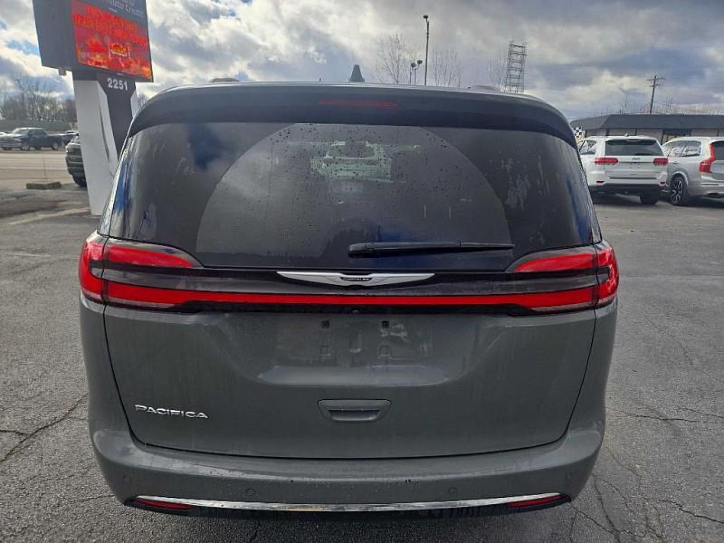 2022 GRAY /BLACK Chrysler Pacifica Touring (2C4RC1FG8NR) with an 3.6L V6 DOHC 24V engine, 9A transmission, located at 3304 Woodville Road, Northwood, OH, 43619, (419) 210-8019, 41.612694, -83.480743 - Photo#3