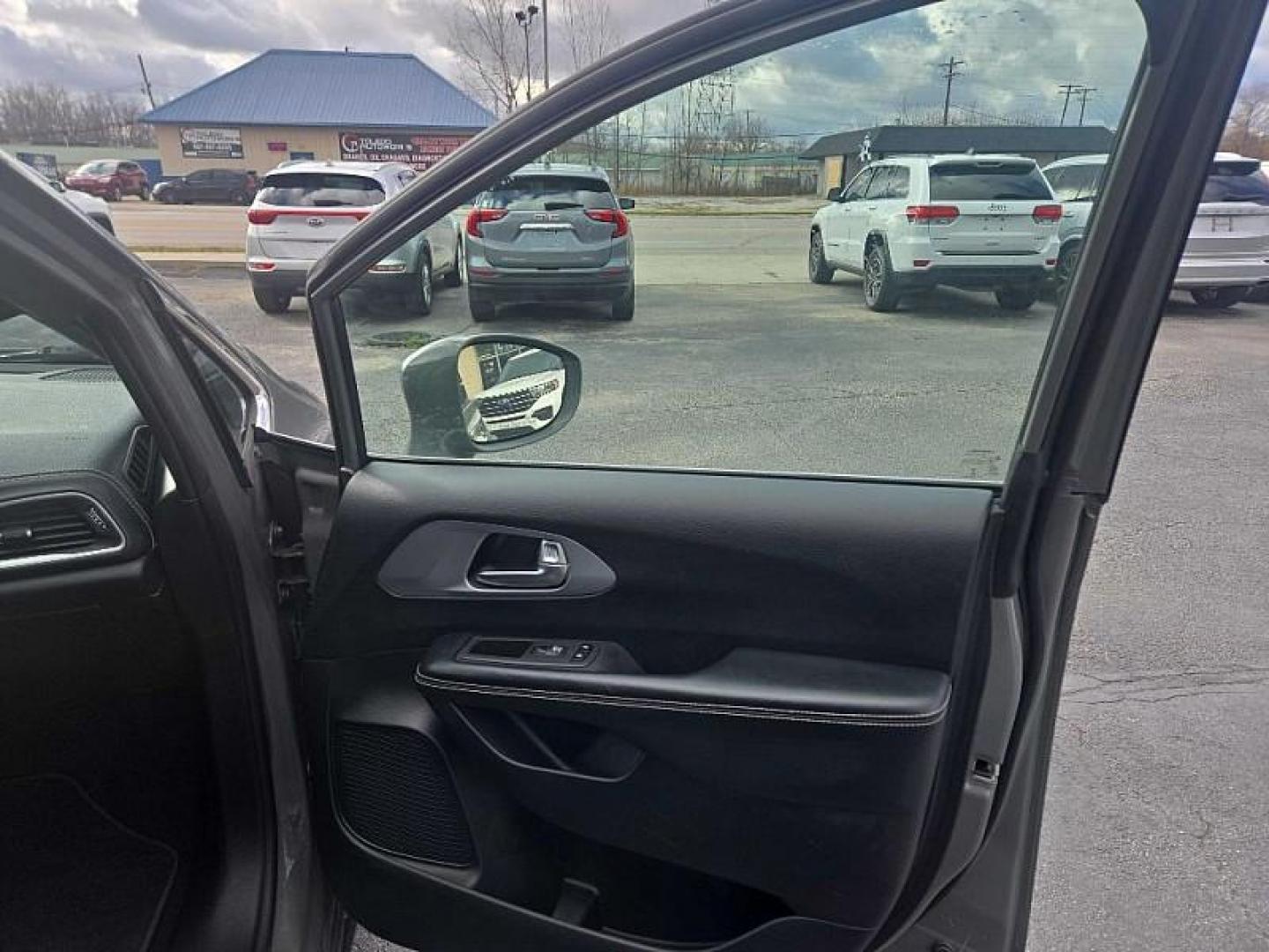 2022 GRAY /BLACK Chrysler Pacifica Touring (2C4RC1FG8NR) with an 3.6L V6 DOHC 24V engine, 9A transmission, located at 3304 Woodville Road, Northwood, OH, 43619, (419) 210-8019, 41.612694, -83.480743 - Photo#16