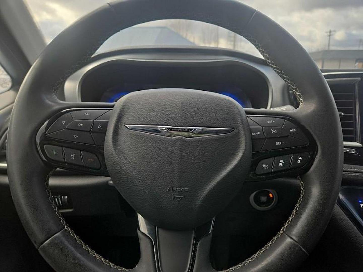 2022 GRAY /BLACK Chrysler Pacifica Touring (2C4RC1FG8NR) with an 3.6L V6 DOHC 24V engine, 9A transmission, located at 3304 Woodville Road, Northwood, OH, 43619, (419) 210-8019, 41.612694, -83.480743 - Photo#19