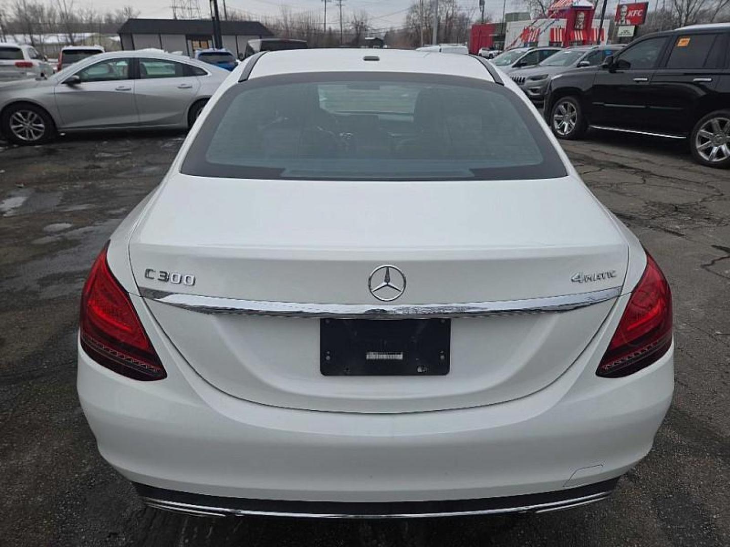 2019 WHITE /BLACK Mercedes-Benz C-Class C300 4MATIC Sedan (WDDWF8EB2KR) with an 2.0L L4 DOHC 16V engine, 7A transmission, located at 3304 Woodville Road, Northwood, OH, 43619, (419) 210-8019, 41.612694, -83.480743 - Photo#4