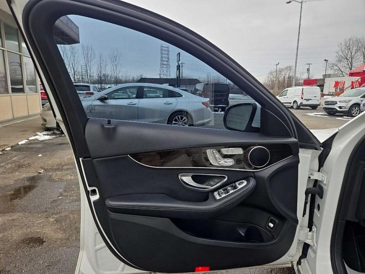 2019 WHITE /BLACK Mercedes-Benz C-Class C300 4MATIC Sedan (WDDWF8EB2KR) with an 2.0L L4 DOHC 16V engine, 7A transmission, located at 3304 Woodville Road, Northwood, OH, 43619, (419) 210-8019, 41.612694, -83.480743 - Photo#8