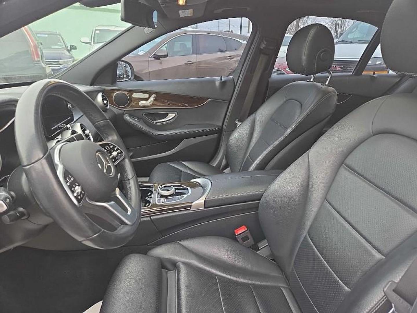 2019 WHITE /BLACK Mercedes-Benz C-Class C300 4MATIC Sedan (WDDWF8EB2KR) with an 2.0L L4 DOHC 16V engine, 7A transmission, located at 3304 Woodville Road, Northwood, OH, 43619, (419) 210-8019, 41.612694, -83.480743 - Photo#9