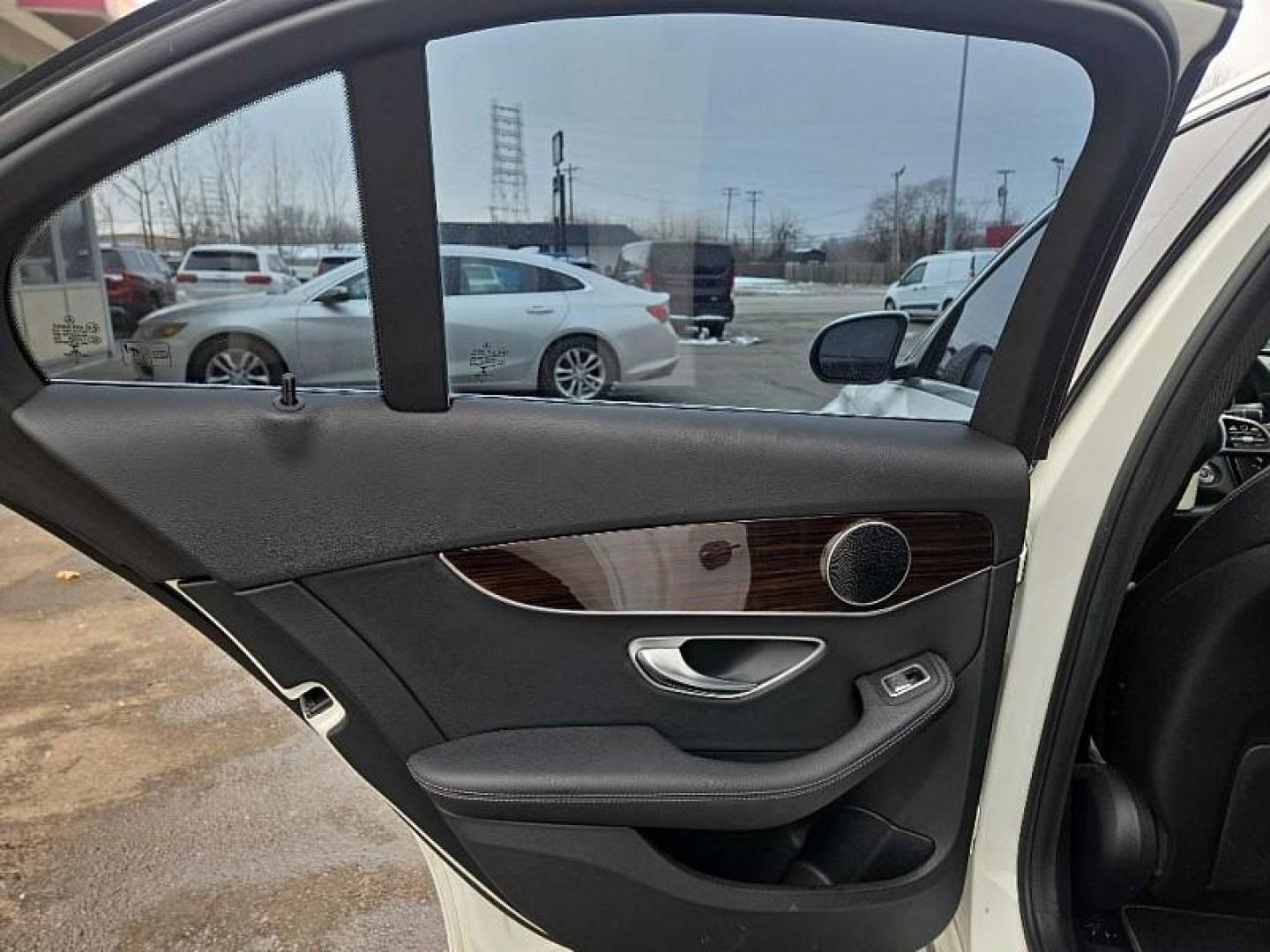 2019 WHITE /BLACK Mercedes-Benz C-Class C300 4MATIC Sedan (WDDWF8EB2KR) with an 2.0L L4 DOHC 16V engine, 7A transmission, located at 3304 Woodville Road, Northwood, OH, 43619, (419) 210-8019, 41.612694, -83.480743 - Photo#10