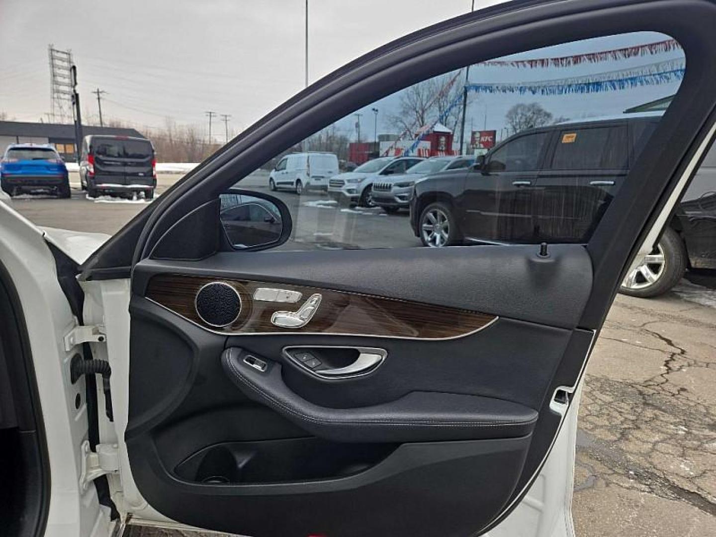 2019 WHITE /BLACK Mercedes-Benz C-Class C300 4MATIC Sedan (WDDWF8EB2KR) with an 2.0L L4 DOHC 16V engine, 7A transmission, located at 3304 Woodville Road, Northwood, OH, 43619, (419) 210-8019, 41.612694, -83.480743 - Photo#14