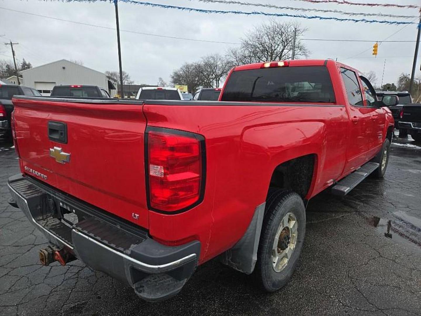 2018 RED /BLACK Chevrolet Silverado 2500HD LT Crew Cab 4WD (1GC1KVEG3JF) with an 6.0L V8 OHV 16V FFV engine, 6A transmission, located at 3304 Woodville Road, Northwood, OH, 43619, (419) 210-8019, 41.612694, -83.480743 - Photo#4