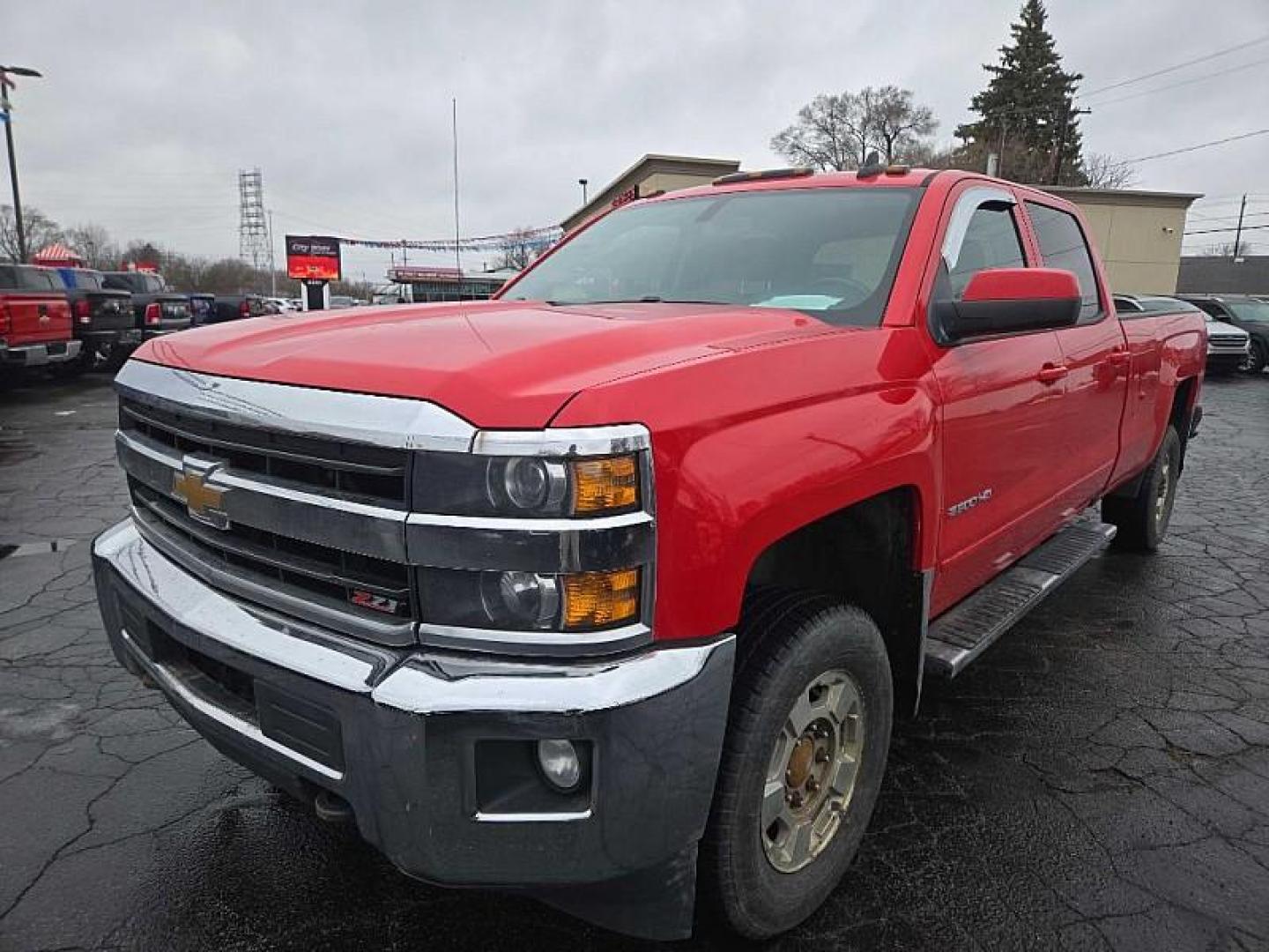 2018 RED /BLACK Chevrolet Silverado 2500HD LT Crew Cab 4WD (1GC1KVEG3JF) with an 6.0L V8 OHV 16V FFV engine, 6A transmission, located at 3304 Woodville Road, Northwood, OH, 43619, (419) 210-8019, 41.612694, -83.480743 - Photo#0