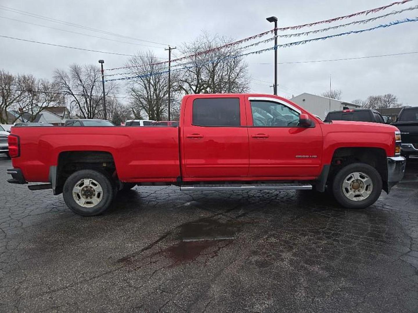 2018 RED /BLACK Chevrolet Silverado 2500HD LT Crew Cab 4WD (1GC1KVEG3JF) with an 6.0L V8 OHV 16V FFV engine, 6A transmission, located at 3304 Woodville Road, Northwood, OH, 43619, (419) 210-8019, 41.612694, -83.480743 - Photo#5