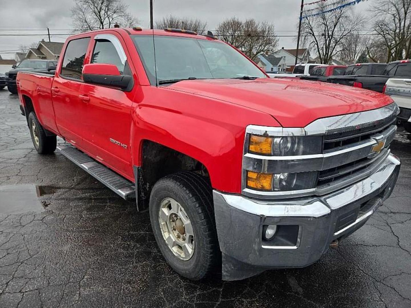 2018 RED /BLACK Chevrolet Silverado 2500HD LT Crew Cab 4WD (1GC1KVEG3JF) with an 6.0L V8 OHV 16V FFV engine, 6A transmission, located at 3304 Woodville Road, Northwood, OH, 43619, (419) 210-8019, 41.612694, -83.480743 - Photo#6