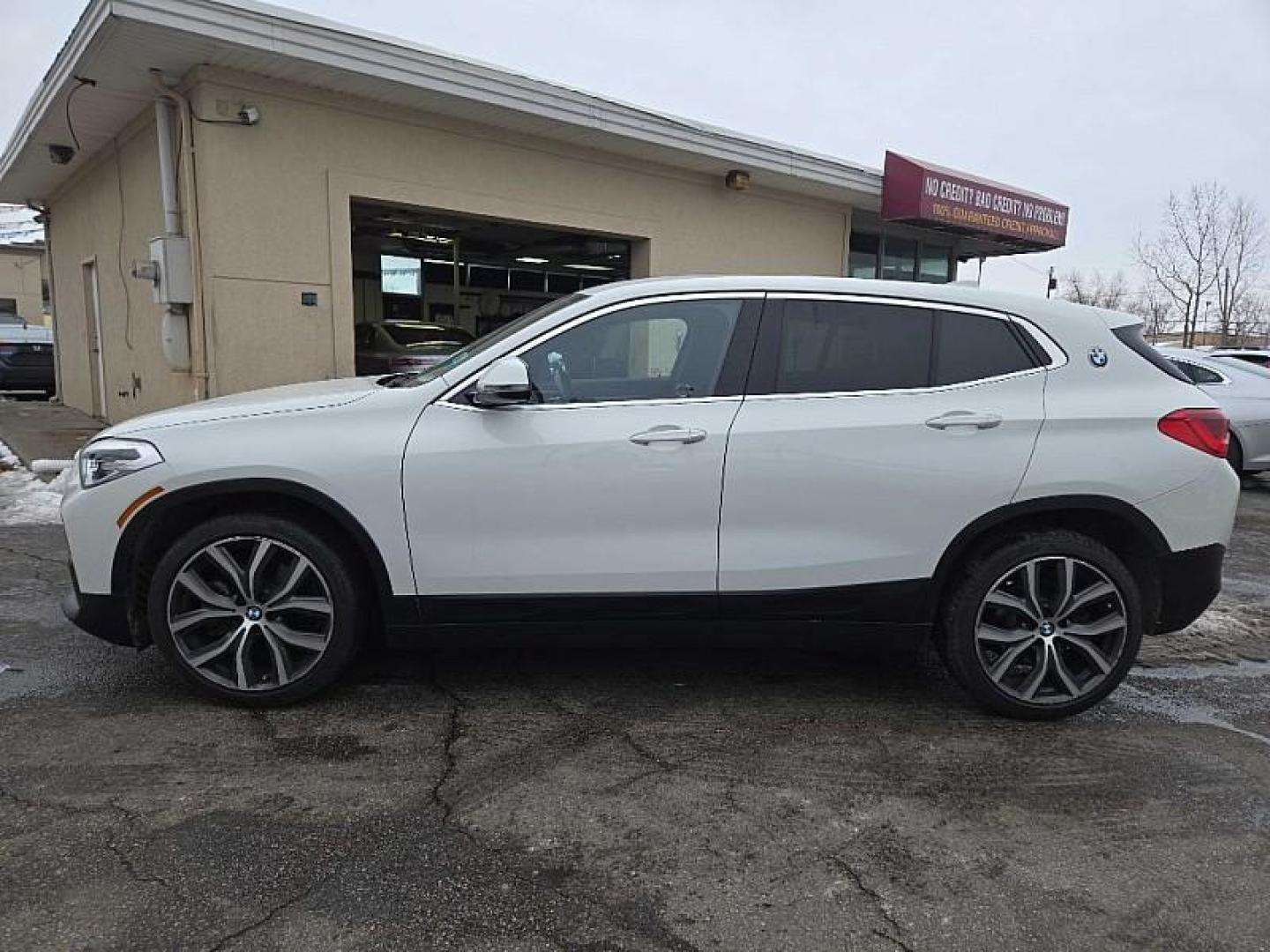 2018 WHITE /TAN BMW X2 xDrive28i (WBXYJ5C38JE) with an 2.0L L4 DOHC 16V engine, 8A transmission, located at 3304 Woodville Road, Northwood, OH, 43619, (419) 210-8019, 41.612694, -83.480743 - Photo#1