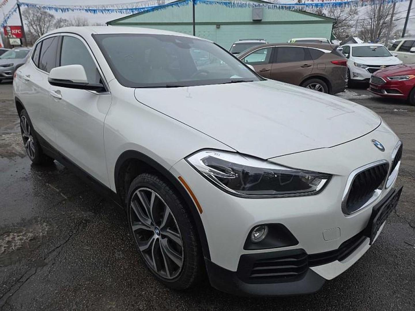 2018 WHITE /TAN BMW X2 xDrive28i (WBXYJ5C38JE) with an 2.0L L4 DOHC 16V engine, 8A transmission, located at 3304 Woodville Road, Northwood, OH, 43619, (419) 210-8019, 41.612694, -83.480743 - Photo#6