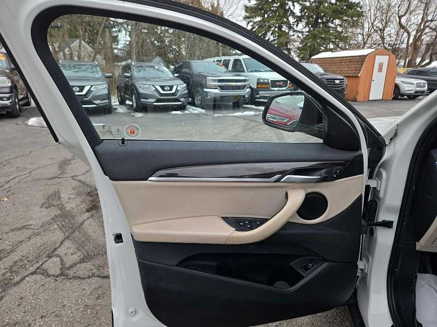 2018 WHITE /TAN BMW X2 xDrive28i (WBXYJ5C38JE) with an 2.0L L4 DOHC 16V engine, 8A transmission, located at 3304 Woodville Road, Northwood, OH, 43619, (419) 210-8019, 41.612694, -83.480743 - Photo#8