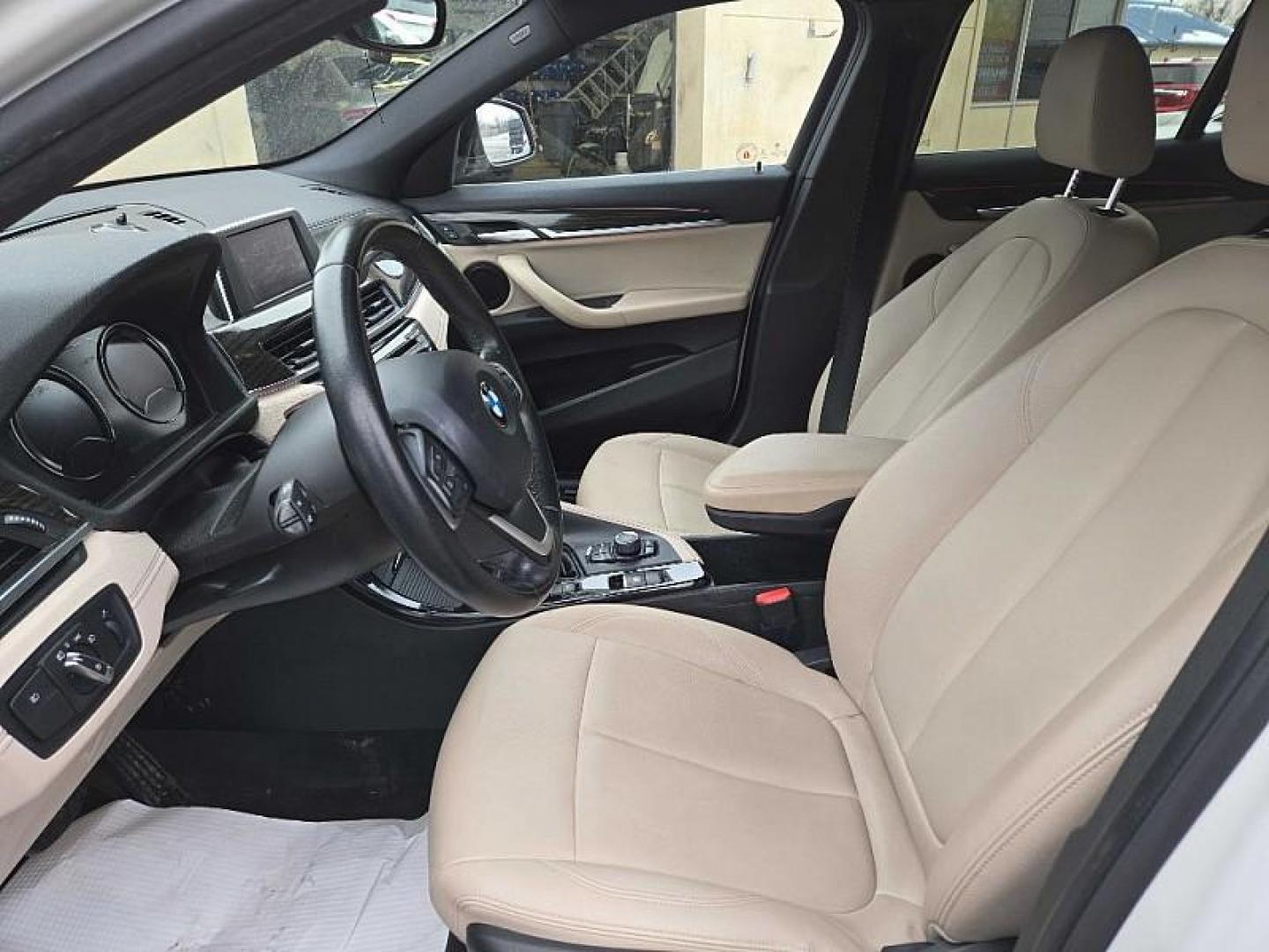 2018 WHITE /TAN BMW X2 xDrive28i (WBXYJ5C38JE) with an 2.0L L4 DOHC 16V engine, 8A transmission, located at 3304 Woodville Road, Northwood, OH, 43619, (419) 210-8019, 41.612694, -83.480743 - Photo#9