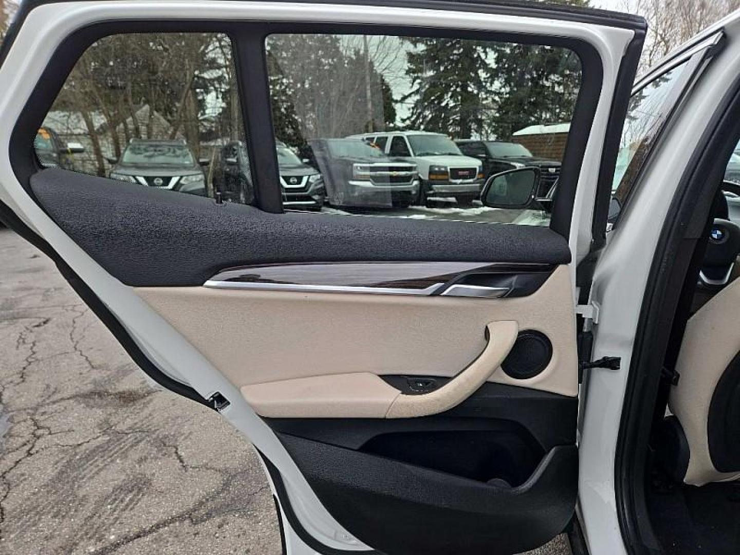 2018 WHITE /TAN BMW X2 xDrive28i (WBXYJ5C38JE) with an 2.0L L4 DOHC 16V engine, 8A transmission, located at 3304 Woodville Road, Northwood, OH, 43619, (419) 210-8019, 41.612694, -83.480743 - Photo#10