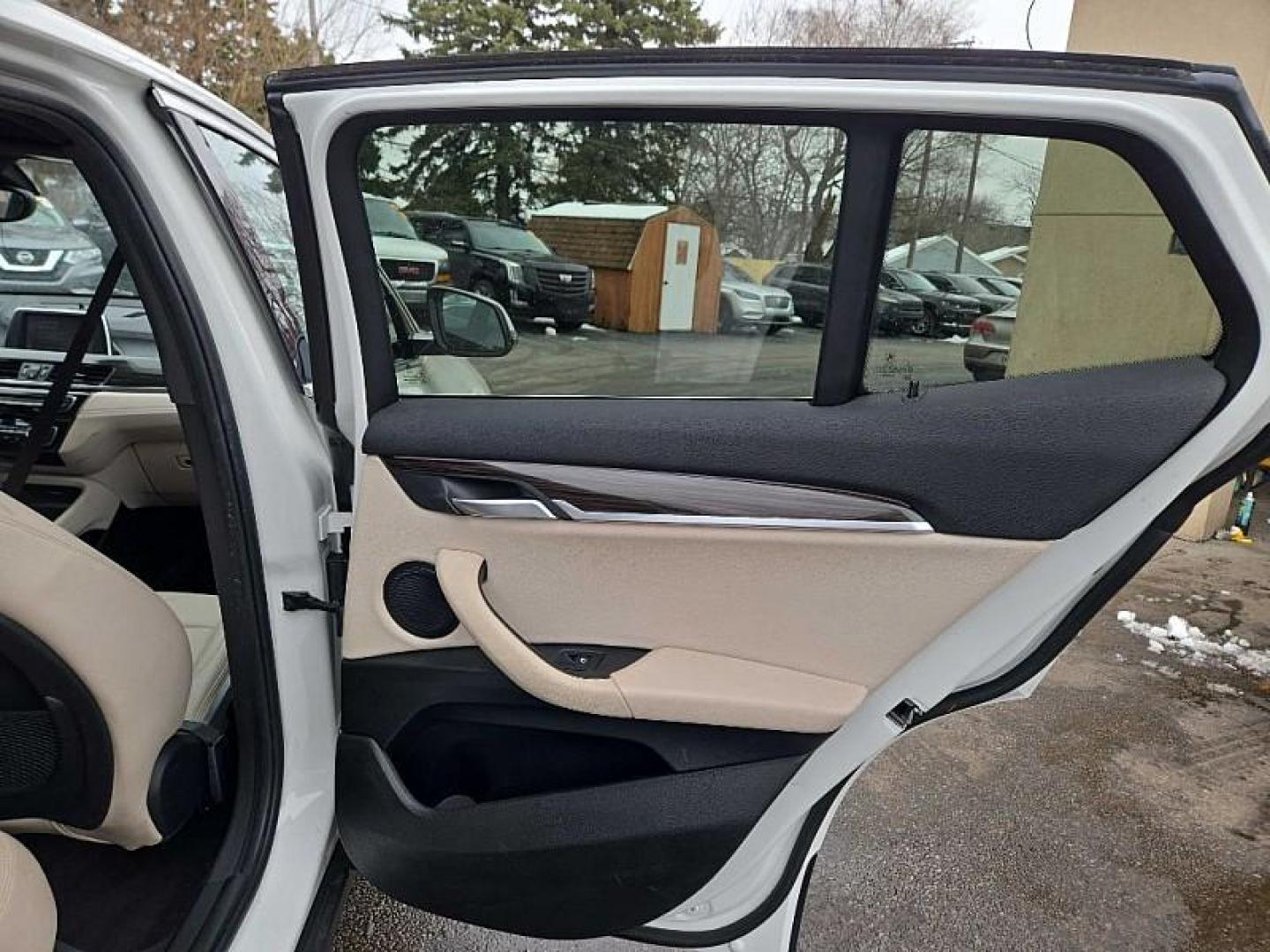 2018 WHITE /TAN BMW X2 xDrive28i (WBXYJ5C38JE) with an 2.0L L4 DOHC 16V engine, 8A transmission, located at 3304 Woodville Road, Northwood, OH, 43619, (419) 210-8019, 41.612694, -83.480743 - Photo#13