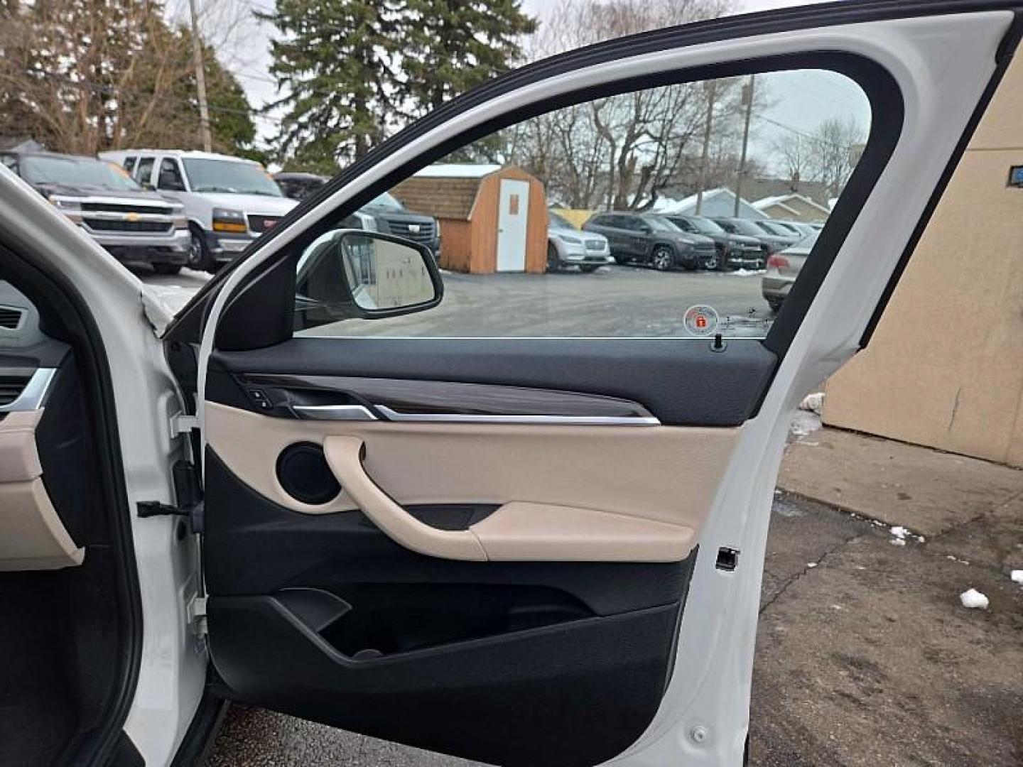 2018 WHITE /TAN BMW X2 xDrive28i (WBXYJ5C38JE) with an 2.0L L4 DOHC 16V engine, 8A transmission, located at 3304 Woodville Road, Northwood, OH, 43619, (419) 210-8019, 41.612694, -83.480743 - Photo#15