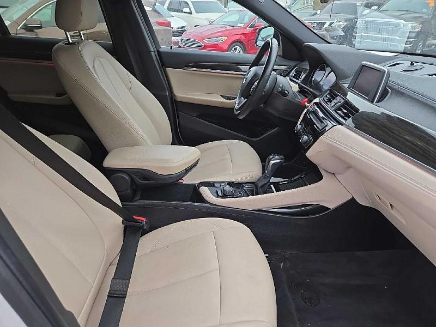 2018 WHITE /TAN BMW X2 xDrive28i (WBXYJ5C38JE) with an 2.0L L4 DOHC 16V engine, 8A transmission, located at 3304 Woodville Road, Northwood, OH, 43619, (419) 210-8019, 41.612694, -83.480743 - Photo#16