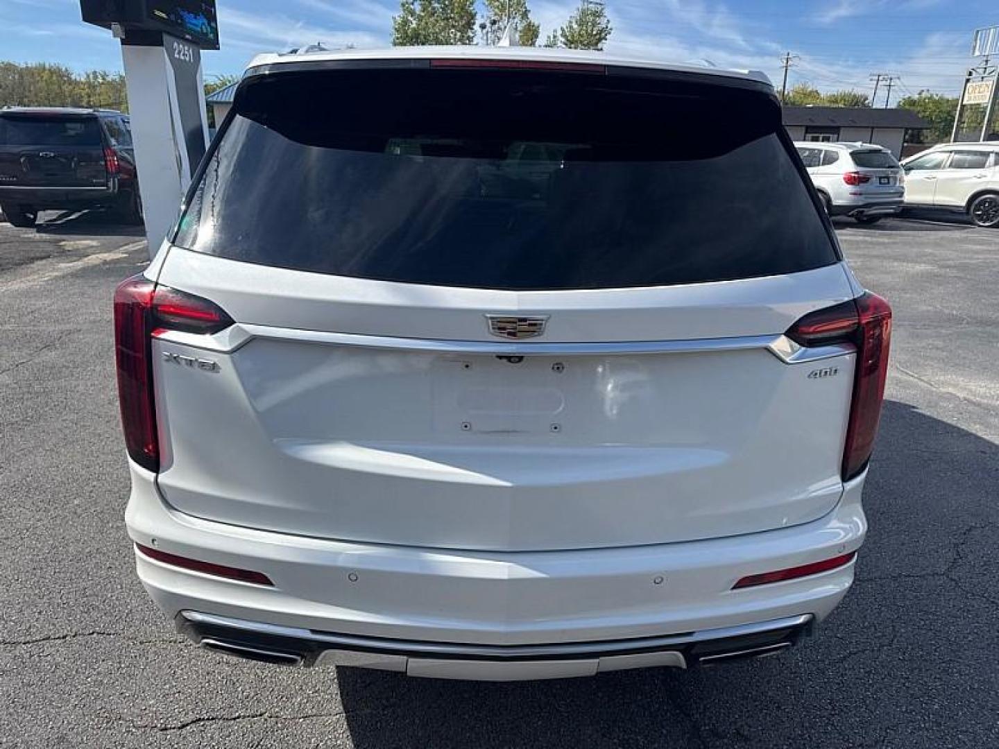 2020 White Cadillac XT6 Premium Luxury (1GYKPCRS7LZ) with an 3.6L V6 DOHC 24V engine, 9A transmission, located at 3304 Woodville Road, Northwood, OH, 43619, (419) 210-8019, 41.612694, -83.480743 - Photo#3