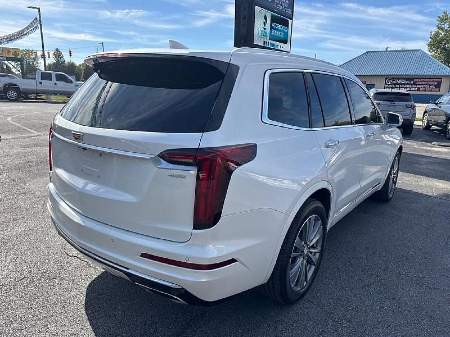 2020 White Cadillac XT6 Premium Luxury (1GYKPCRS7LZ) with an 3.6L V6 DOHC 24V engine, 9A transmission, located at 3304 Woodville Road, Northwood, OH, 43619, (419) 210-8019, 41.612694, -83.480743 - Photo#4