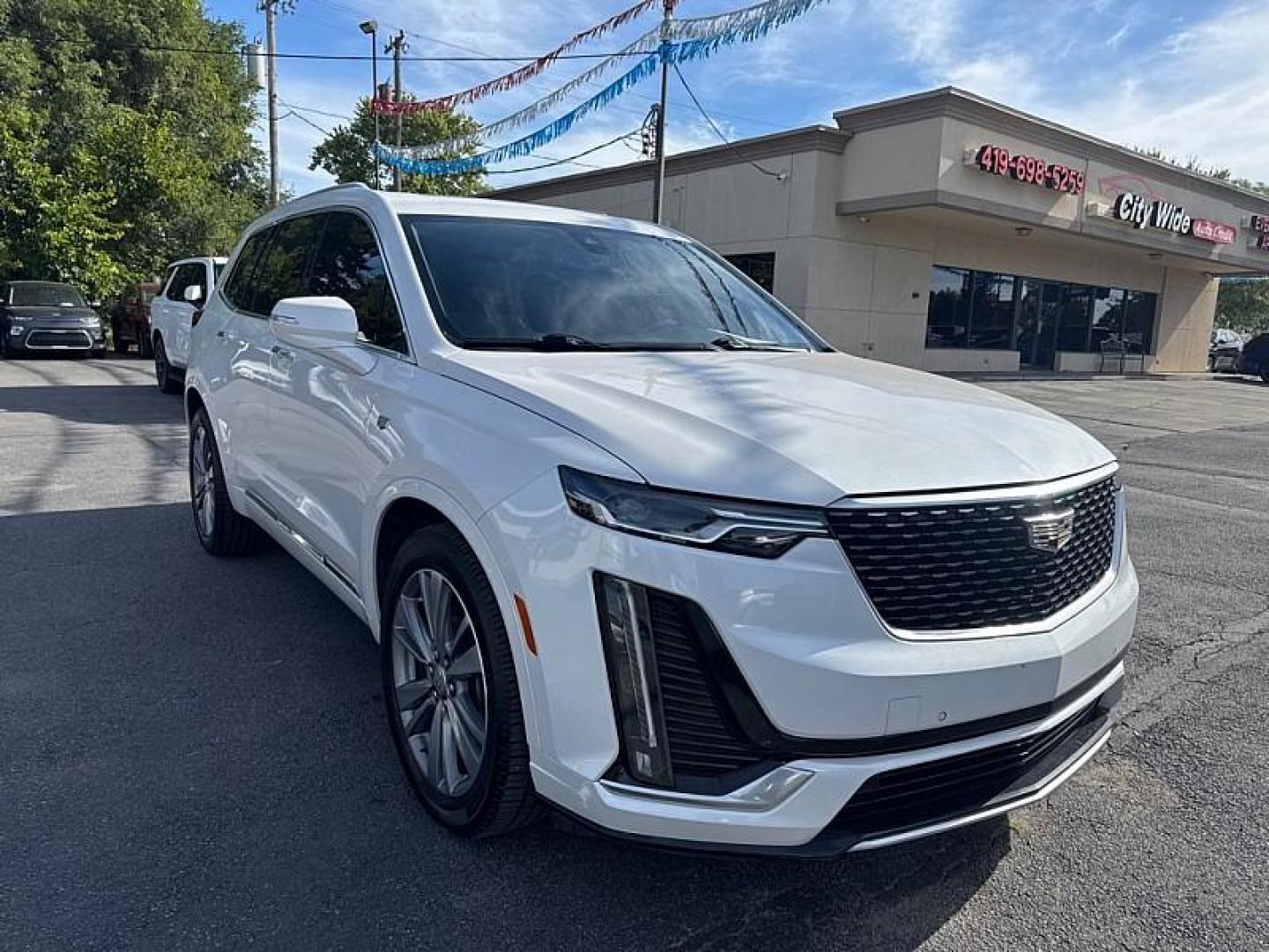 2020 White Cadillac XT6 Premium Luxury (1GYKPCRS7LZ) with an 3.6L V6 DOHC 24V engine, 9A transmission, located at 3304 Woodville Road, Northwood, OH, 43619, (419) 210-8019, 41.612694, -83.480743 - Photo#6