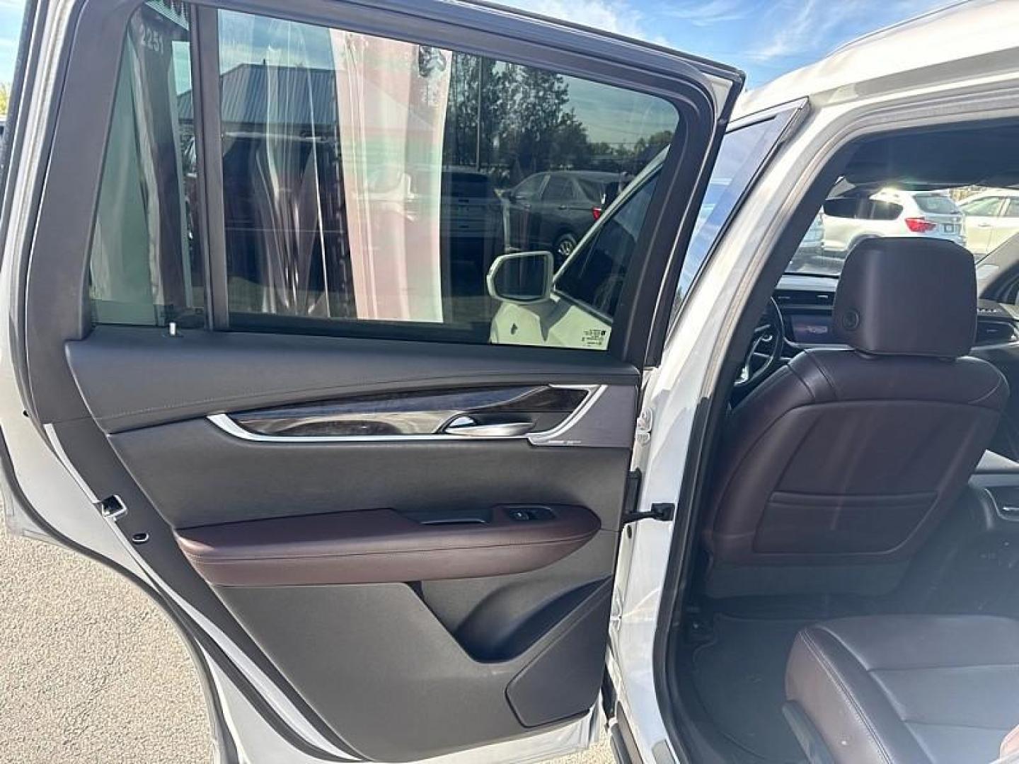 2020 White Cadillac XT6 Premium Luxury (1GYKPCRS7LZ) with an 3.6L V6 DOHC 24V engine, 9A transmission, located at 3304 Woodville Road, Northwood, OH, 43619, (419) 210-8019, 41.612694, -83.480743 - Photo#10