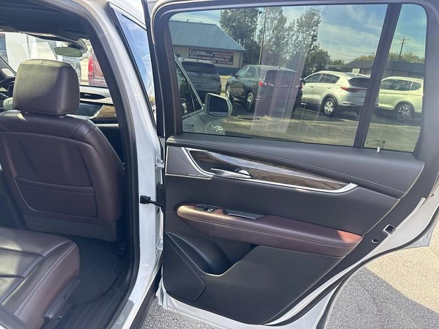 2020 White Cadillac XT6 Premium Luxury (1GYKPCRS7LZ) with an 3.6L V6 DOHC 24V engine, 9A transmission, located at 3304 Woodville Road, Northwood, OH, 43619, (419) 210-8019, 41.612694, -83.480743 - Photo#14