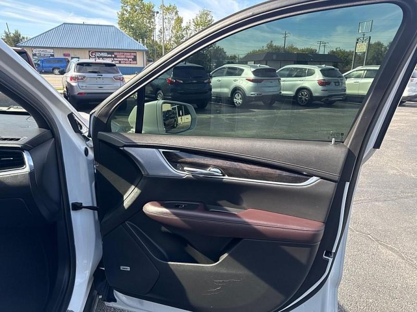 2020 White Cadillac XT6 Premium Luxury (1GYKPCRS7LZ) with an 3.6L V6 DOHC 24V engine, 9A transmission, located at 3304 Woodville Road, Northwood, OH, 43619, (419) 210-8019, 41.612694, -83.480743 - Photo#17