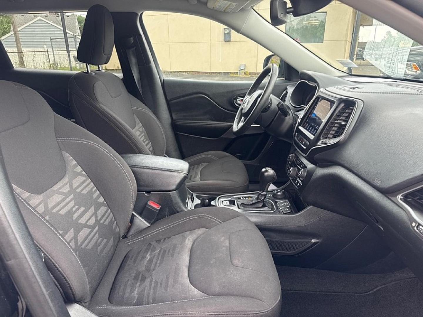 2022 BLACK /BLACK Jeep Cherokee Latitude 4WD (1C4PJMCX5ND) with an 3.2L V6 DOHC 24V engine, 9A transmission, located at 3304 Woodville Road, Northwood, OH, 43619, (419) 210-8019, 41.612694, -83.480743 - Your #1 Destination for Auto Loans and mdash;No Matter Your Credit!At our dealership, we believe everyone deserves the opportunity to drive their dream car and mdash;whether you have good credit, bad credit, or no credit at all. With a wide selection of hundreds of cars, trucks, and SUVs, you'll fin - Photo#6