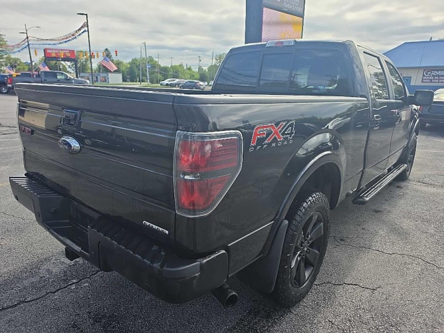 2013 BLACK /BLACK Ford F-150 XLT SuperCrew 6.5-ft. Bed 4WD (1FTFW1EF2DF) with an 5.0L V8 engine, 6-Speed Automatic transmission, located at 3304 Woodville Road, Northwood, OH, 43619, (419) 210-8019, 41.612694, -83.480743 - Your #1 Destination for Auto Loans and mdash;No Matter Your Credit!At our dealership, we believe everyone deserves the opportunity to drive their dream car and mdash;whether you have good credit, bad credit, or no credit at all. With a wide selection of hundreds of cars, trucks, and SUVs, you'll fin- Photo#4