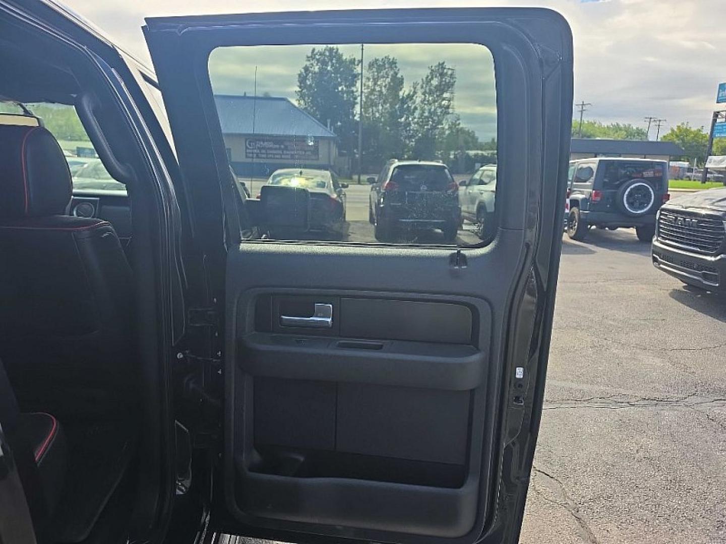2013 BLACK /BLACK Ford F-150 XLT SuperCrew 6.5-ft. Bed 4WD (1FTFW1EF2DF) with an 5.0L V8 engine, 6-Speed Automatic transmission, located at 3304 Woodville Road, Northwood, OH, 43619, (419) 210-8019, 41.612694, -83.480743 - Your #1 Destination for Auto Loans and mdash;No Matter Your Credit!At our dealership, we believe everyone deserves the opportunity to drive their dream car and mdash;whether you have good credit, bad credit, or no credit at all. With a wide selection of hundreds of cars, trucks, and SUVs, you'll fin- Photo#14