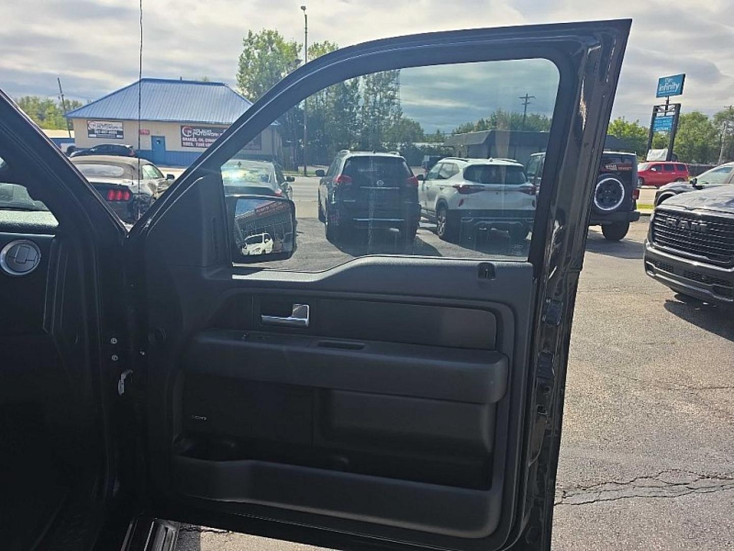 2013 BLACK /BLACK Ford F-150 XLT SuperCrew 6.5-ft. Bed 4WD (1FTFW1EF2DF) with an 5.0L V8 engine, 6-Speed Automatic transmission, located at 3304 Woodville Road, Northwood, OH, 43619, (419) 210-8019, 41.612694, -83.480743 - Your #1 Destination for Auto Loans and mdash;No Matter Your Credit!At our dealership, we believe everyone deserves the opportunity to drive their dream car and mdash;whether you have good credit, bad credit, or no credit at all. With a wide selection of hundreds of cars, trucks, and SUVs, you'll fin- Photo#16