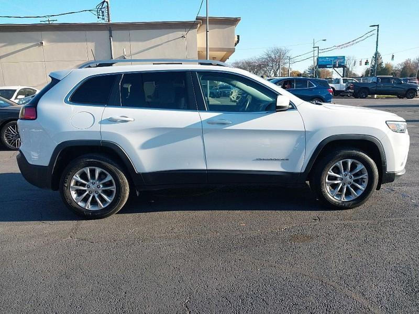 2019 WHITE /BLACK Jeep Cherokee (1C4PJMCX1KD) with an 6-Cyl 3.2 Liter engine, Automatic transmission, located at 3304 Woodville Road, Northwood, OH, 43619, (419) 210-8019, 41.612694, -83.480743 - We are #1 Auto Loan for Good Bad or No Credit we have hundreds of vehicles to choose from stop on in or just fill out our online application to get approved for auto financing and see your credit score for free by visiting our website today. We have Low Payment Options and Terms Available to Suit - Photo #40