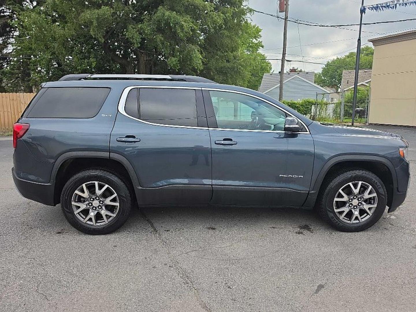 2020 GRAY /BLACK GMC Acadia SLT-1 AWD (1GKKNUL47LZ) with an 2.0L L4 DOHC 16V TURBO engine, 6A transmission, located at 3304 Woodville Road, Northwood, OH, 43619, (419) 210-8019, 41.612694, -83.480743 - Your #1 Destination for Auto Loans and mdash;No Matter Your Credit!At our dealership, we believe everyone deserves the opportunity to drive their dream car and mdash;whether you have good credit, bad credit, or no credit at all. With a wide selection of hundreds of cars, trucks, and SUVs, you'll fin- Photo#5