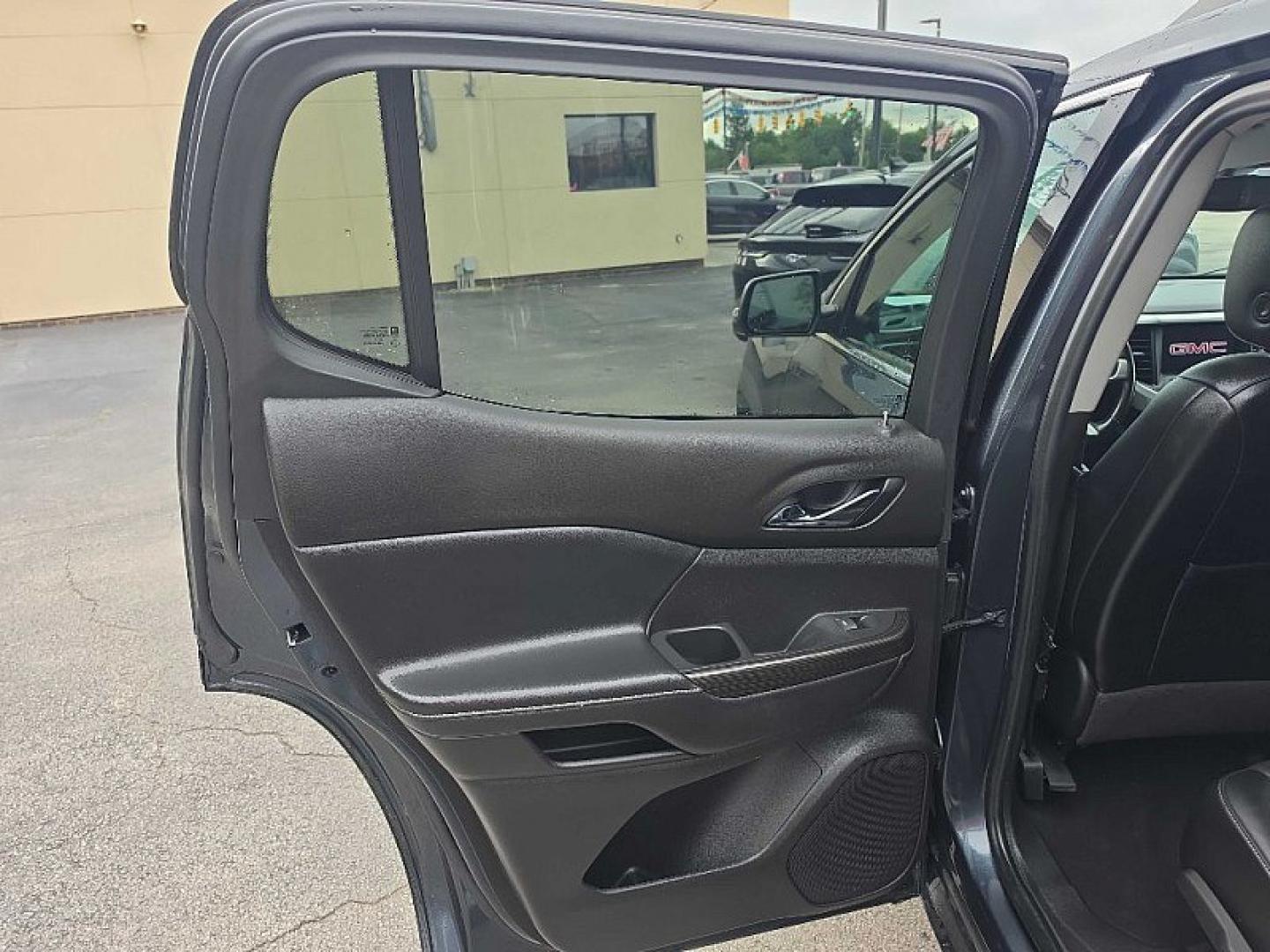 2020 GRAY /BLACK GMC Acadia SLT-1 AWD (1GKKNUL47LZ) with an 2.0L L4 DOHC 16V TURBO engine, 6A transmission, located at 3304 Woodville Road, Northwood, OH, 43619, (419) 210-8019, 41.612694, -83.480743 - Your #1 Destination for Auto Loans and mdash;No Matter Your Credit!At our dealership, we believe everyone deserves the opportunity to drive their dream car and mdash;whether you have good credit, bad credit, or no credit at all. With a wide selection of hundreds of cars, trucks, and SUVs, you'll fin- Photo#13