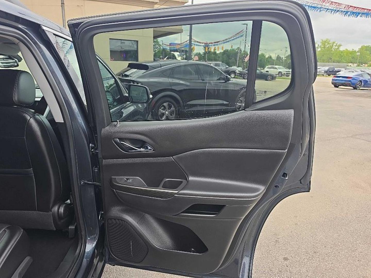 2020 GRAY /BLACK GMC Acadia SLT-1 AWD (1GKKNUL47LZ) with an 2.0L L4 DOHC 16V TURBO engine, 6A transmission, located at 3304 Woodville Road, Northwood, OH, 43619, (419) 210-8019, 41.612694, -83.480743 - Your #1 Destination for Auto Loans and mdash;No Matter Your Credit!At our dealership, we believe everyone deserves the opportunity to drive their dream car and mdash;whether you have good credit, bad credit, or no credit at all. With a wide selection of hundreds of cars, trucks, and SUVs, you'll fin- Photo#15