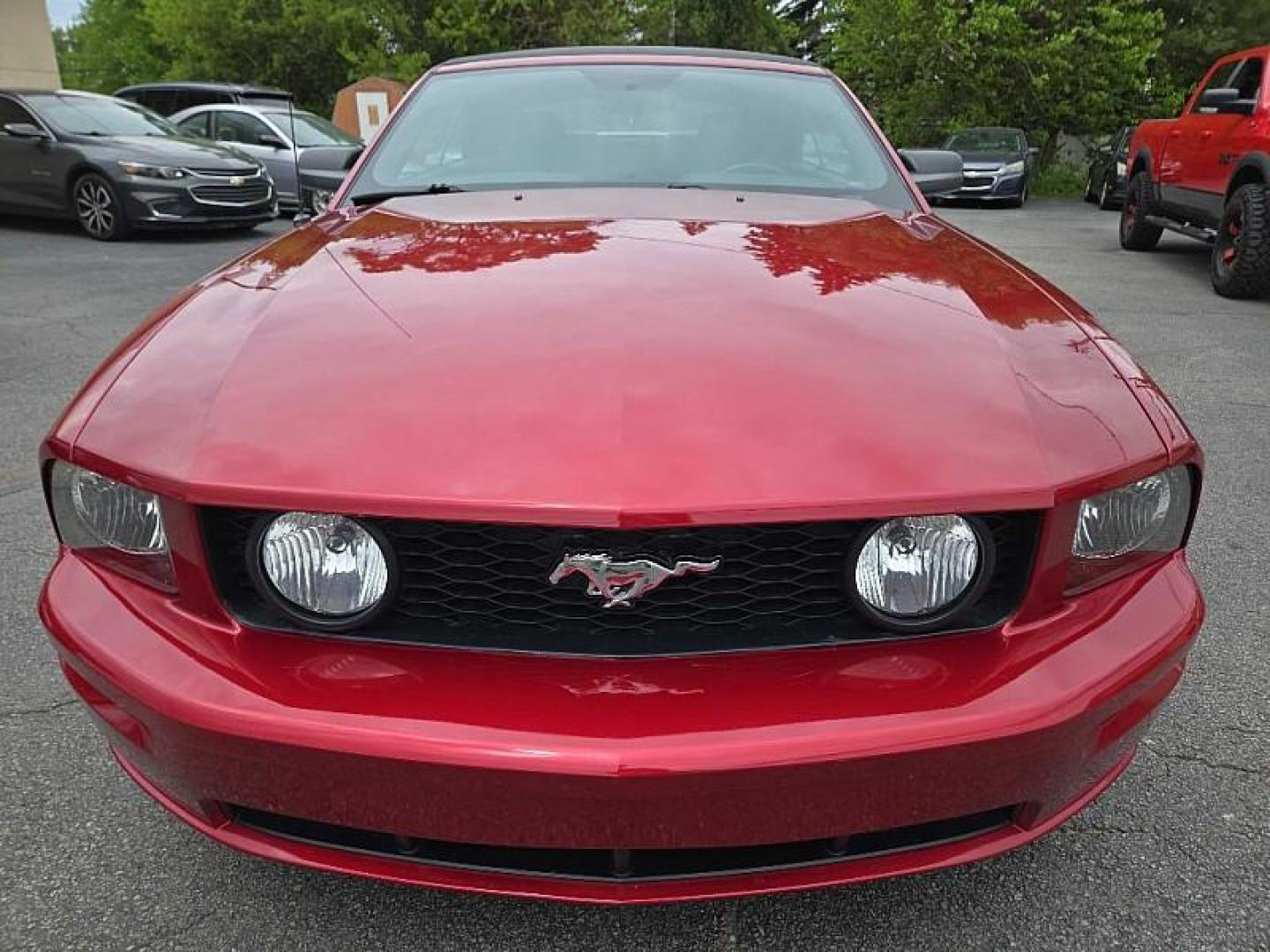 2006 RED /BLACK Ford Mustang GT Deluxe Convertible (1ZVFT85H365) with an 4.6L V8 SOHC 24V engine, Automatic transmission, located at 3304 Woodville Road, Northwood, OH, 43619, (419) 210-8019, 41.612694, -83.480743 - Your #1 Destination for Auto Loans and mdash;No Matter Your Credit!At our dealership, we believe everyone deserves the opportunity to drive their dream car and mdash;whether you have good credit, bad credit, or no credit at all. With a wide selection of hundreds of cars, trucks, and SUVs, you'll fin - Photo#6