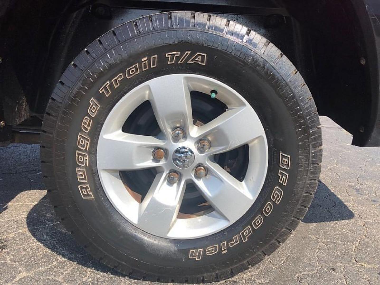 2014 RED /GRAY RAM 1500 SLT Crew Cab SWB 4WD (1C6RR7LG0ES) with an 3.6L V6 DOHC 24V FFV engine, 6-Speed Automatic transmission, located at 3304 Woodville Road, Northwood, OH, 43619, (419) 210-8019, 41.612694, -83.480743 - Your #1 Destination for Auto Loans and mdash;No Matter Your Credit!At our dealership, we believe everyone deserves the opportunity to drive their dream car and mdash;whether you have good credit, bad credit, or no credit at all. With a wide selection of hundreds of cars, trucks, and SUVs, you'll fin - Photo#17