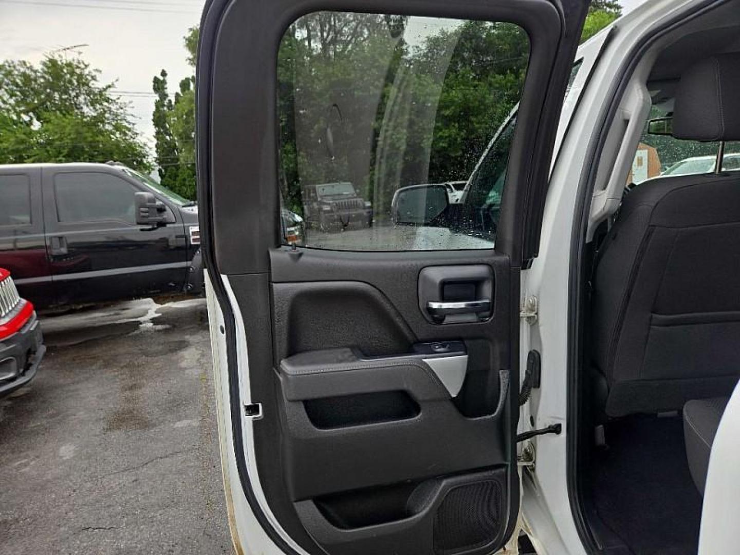 2018 WHITE Chevrolet Silverado 1500 LT Double Cab 4WD (1GCVKREC1JZ) with an 5.3L V8 OHV 16V engine, 6A transmission, located at 3304 Woodville Road, Northwood, OH, 43619, (419) 210-8019, 41.612694, -83.480743 - Your #1 Destination for Auto Loans and mdash;No Matter Your Credit!At our dealership, we believe everyone deserves the opportunity to drive their dream car and mdash;whether you have good credit, bad credit, or no credit at all. With a wide selection of hundreds of cars, trucks, and SUVs, you'll fin - Photo#10
