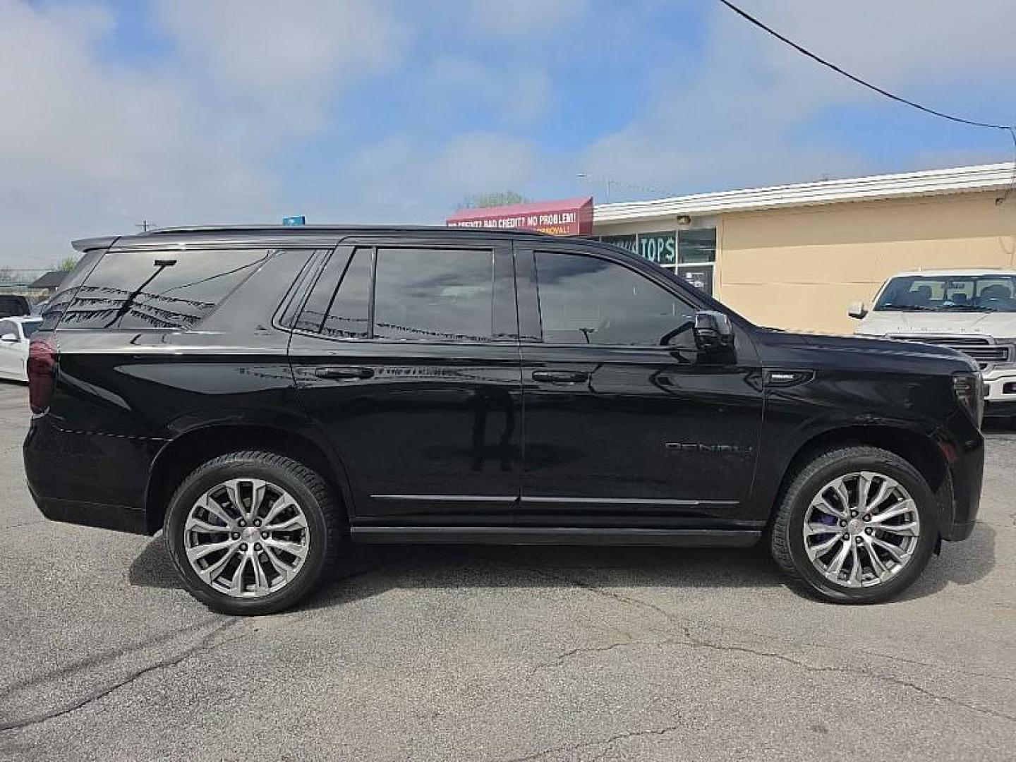 2021 BLACK /BLACK GMC Yukon Denali 4WD (1GKS2DKT4MR) with an 3.0L L6 DOHC 24V TURBO DIESEL engine, 10A transmission, located at 3304 Woodville Road, Northwood, OH, 43619, (419) 210-8019, 41.612694, -83.480743 - Your #1 Destination for Auto Loans and mdash;No Matter Your Credit!At our dealership, we believe everyone deserves the opportunity to drive their dream car and mdash;whether you have good credit, bad credit, or no credit at all. With a wide selection of hundreds of cars, trucks, and SUVs, you'll fin - Photo#5
