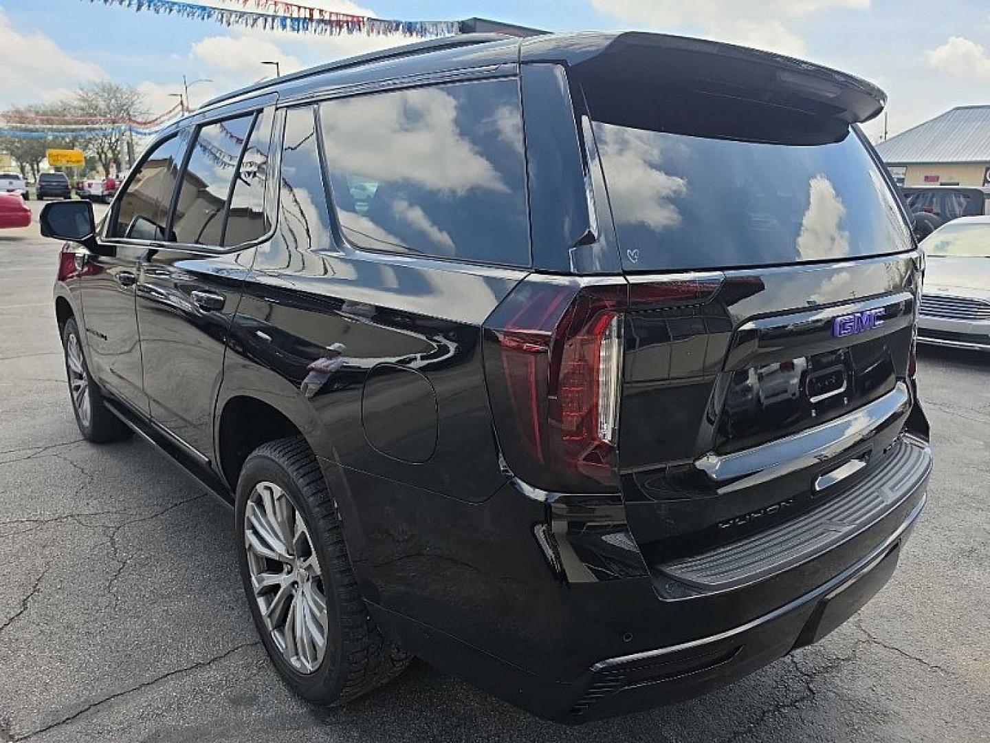 2021 BLACK /BLACK GMC Yukon Denali 4WD (1GKS2DKT4MR) with an 3.0L L6 DOHC 24V TURBO DIESEL engine, 10A transmission, located at 3304 Woodville Road, Northwood, OH, 43619, (419) 210-8019, 41.612694, -83.480743 - Your #1 Destination for Auto Loans and mdash;No Matter Your Credit!At our dealership, we believe everyone deserves the opportunity to drive their dream car and mdash;whether you have good credit, bad credit, or no credit at all. With a wide selection of hundreds of cars, trucks, and SUVs, you'll fin- Photo#46